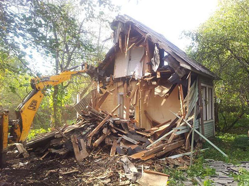Демонтаж дачного дома эксковатором