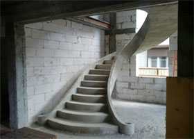 Дуговая бетонная лестница